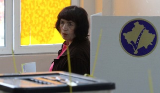 Una donna serba al voto a Mitrovica, nord Kosovo (EPA/DJORDJE SAVIC)