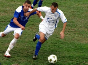Una partita di calcio in Kosovo (foto Groundhopping Merserburg, http://bit.ly/1bSunio)
