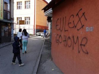 Una scritta contro la missione europea in Kosovo nella parte serba della città di Mitrovica (foto Adam Jones, http://bit.ly/1o0kLtT)